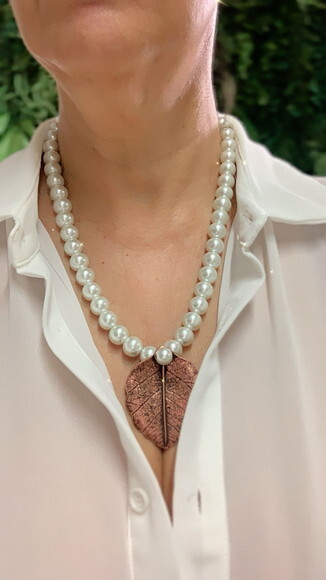 Colar Perolas de Vidro Pingente Folha Cobre
