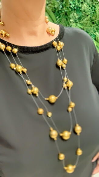 Colar Perolas Flutuantes Dourado Longo