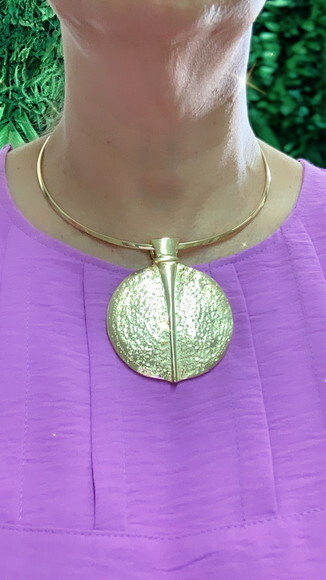 Gargantilha Medalha Abstrata Dourado