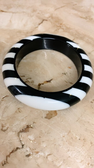 Pulseira Acrilica Listrada Preto e Branco