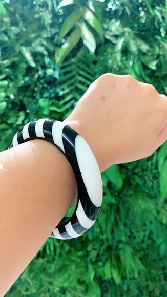 Pulseira Acrilica Listrada Preto e Branco