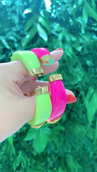 Bracelete Acrilico Ouro Tema