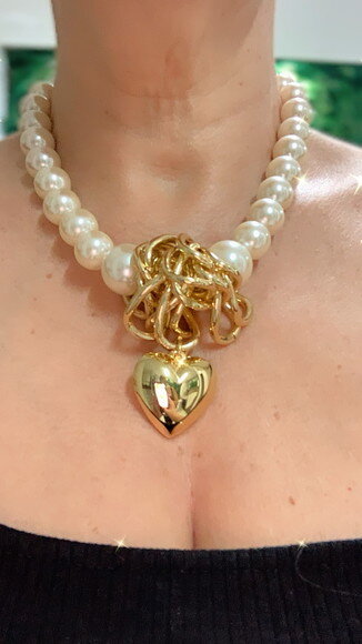 Colar de Perolas com Pingente Coração Dourado