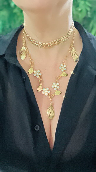Colar Flores e Encanto Dourado