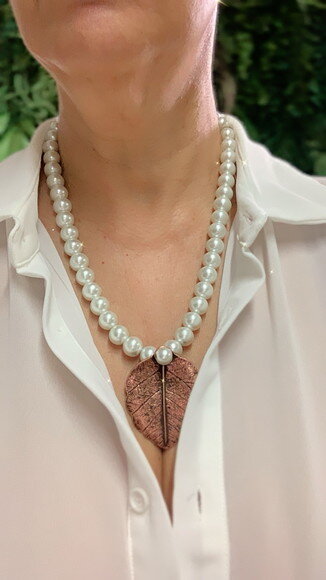Colar Perolas de Vidro Pingente Folha Cobre