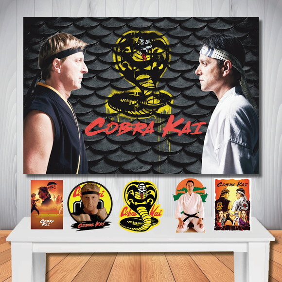 Kit Decoração Cobra Kai, Painel 150x1,00m e Display de Mesa