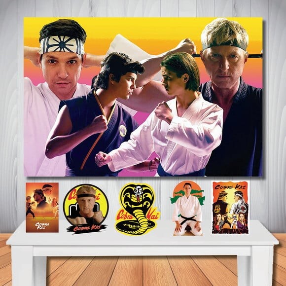 Kit Decoração Cobra Kai, Painel 150x1,00m e Display de Mesa