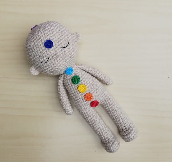 Boneco Reiki 30cm com Chakras Amigurumi - Bege