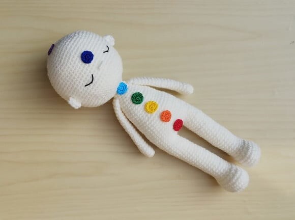 Boneco Reiki 40cm com Chakras Amigurumi - off-white