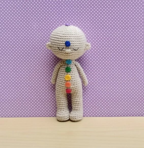 Boneco Reiki com Chakras Amigurumi - Bege