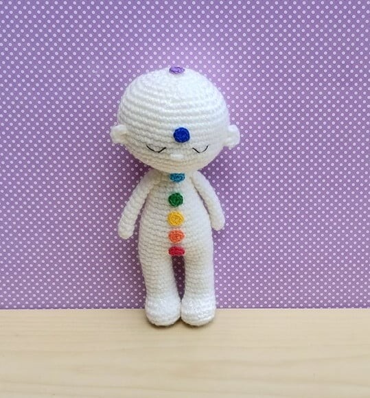Boneco Reiki com Chakras Amigurumi - Off-white