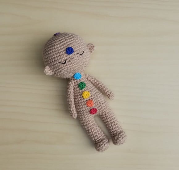 Boneco Reiki com Chakras Amigurumi - Castanha