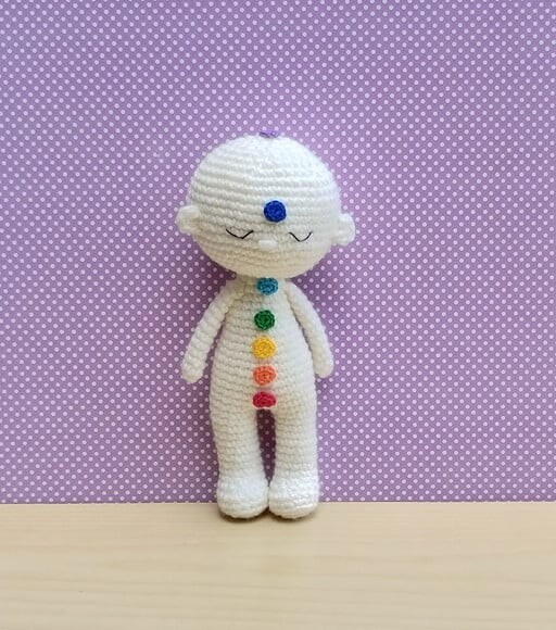 Boneco Reiki com Chakras Amigurumi - Off-white