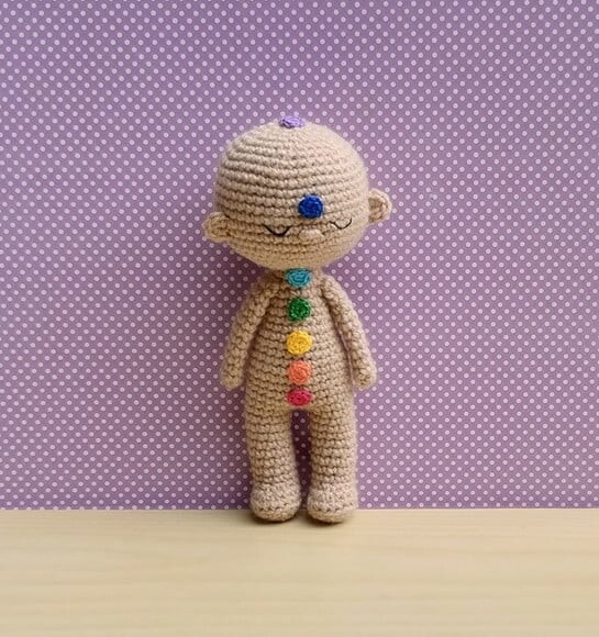 Boneco Reiki com Chakras Amigurumi - Castanha