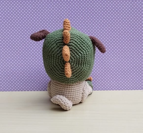 Cachorro Pug Pudim com Capuz e Chinelos de Dino Amigurumi