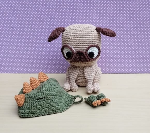 Cachorro Pug Pudim com Capuz e Chinelos de Dino Amigurumi
