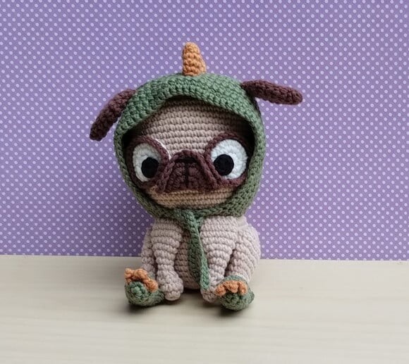 Cachorro Pug Pudim com Capuz e Chinelos de Dino Amigurumi
