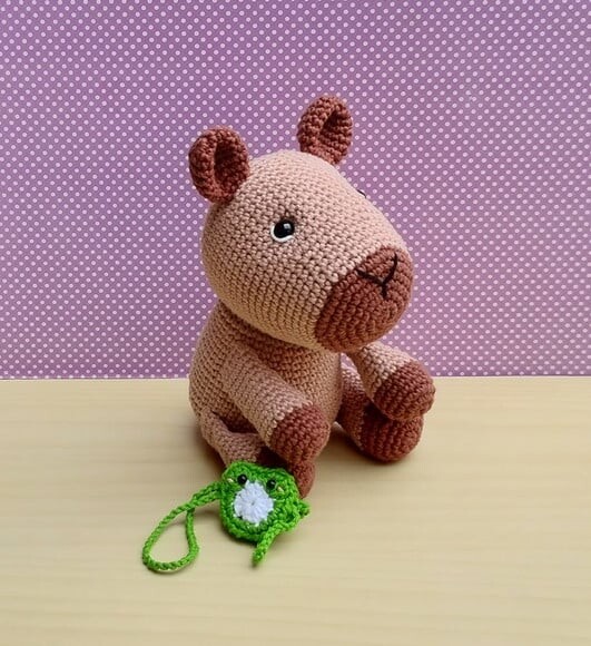 Capivara Tuka com Mochila de Sapinho Amigurumi
