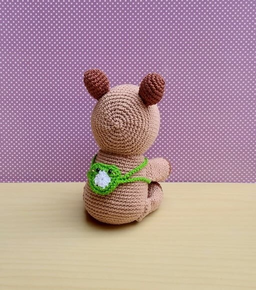 Capivara Tuka com Mochila de Sapinho Amigurumi