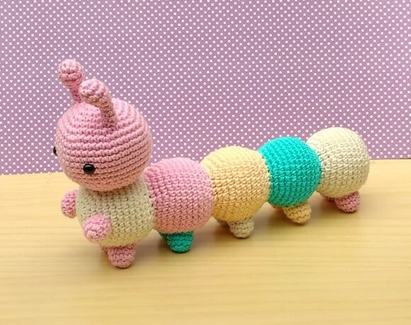 Lagarta Juju Amigurumi - Jardim encantado