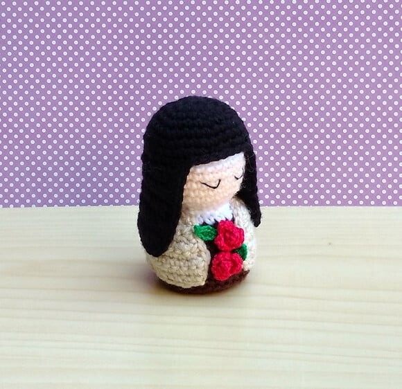 Mini Santa Teresinha Amigurumii