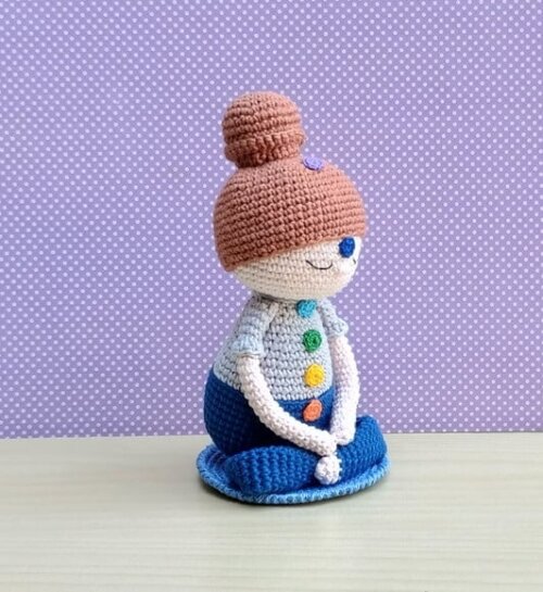 A Menina Que Medita - Boneca Reiki Chakras Amigurumi