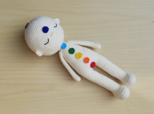 Boneco Reiki 40cm com Chakras Amigurumi - off-white