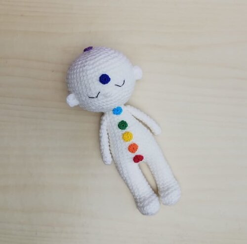 Boneco Reiki com Chakras Amigurumi - Off-white