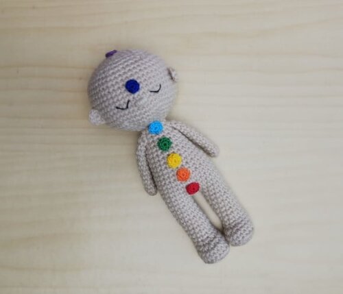 Boneco Reiki com Chakras Amigurumi - Bege