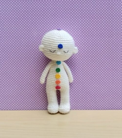 Boneco Reiki com Chakras Amigurumi - Off-white