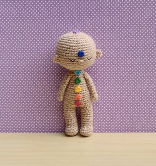 Boneco Reiki com Chakras Amigurumi - Castanha