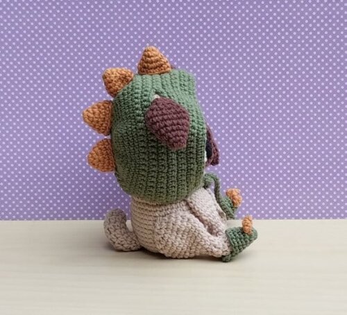 Cachorro Pug Pudim com Capuz e Chinelos de Dino Amigurumi