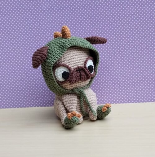 Cachorro Pug Pudim com Capuz e Chinelos de Dino Amigurumi
