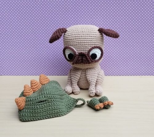 Cachorro Pug Pudim com Capuz e Chinelos de Dino Amigurumi