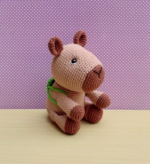 Capivara Tuka com Mochila de Sapinho Amigurumi