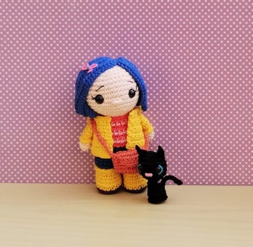 Coraline e o Gato Preto Amigurumis