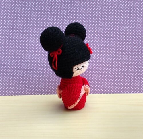 boneca japonesa Kokeshi Sayuri Amigurumi