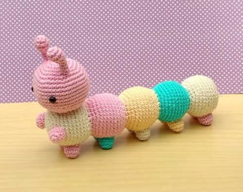 Lagarta Juju Amigurumi - Jardim encantado