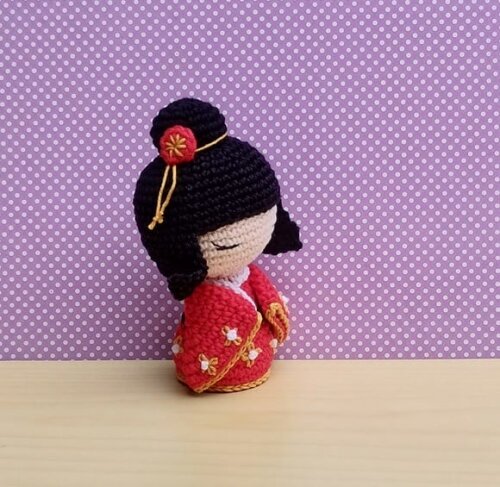 boneca Kokeshi Yumi Amigurumi