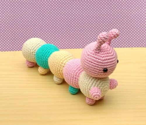 Lagarta Juju Amigurumi - Jardim encantado