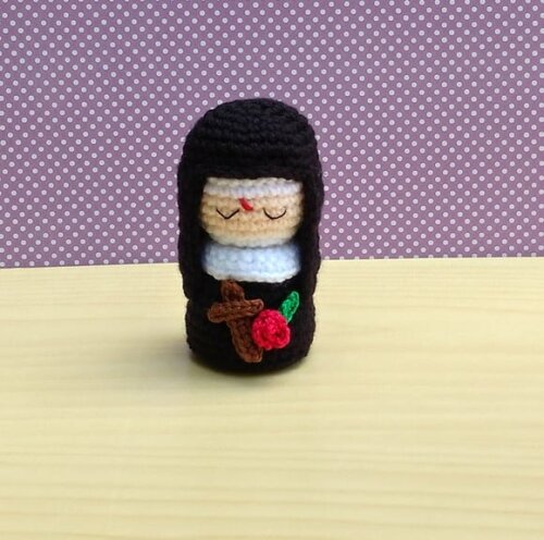 Mini Santa Rita Amigurumi