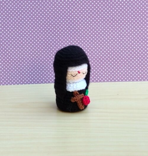 Mini Santa Rita Amigurumi