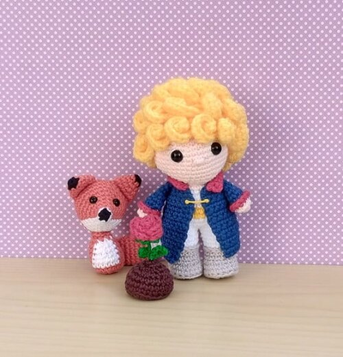 O Pequeno Príncipe (casaco azul), a Rosa e a Raposa Amigurumi