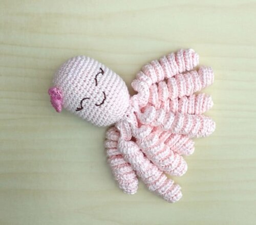 Polvo Amigurumi - Menina - Laço (prematuro e Recém-nascido)