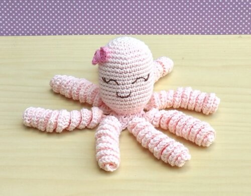 Polvo Amigurumi - Menina - Laço (prematuro e Recém-nascido)