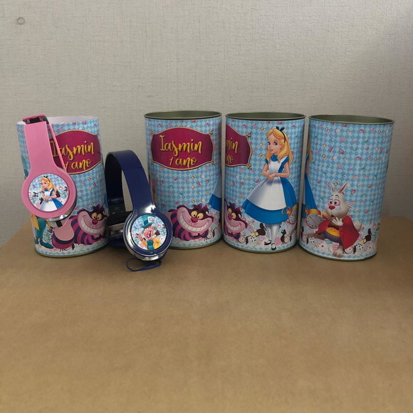 Alice Fones com Lata Personalizados