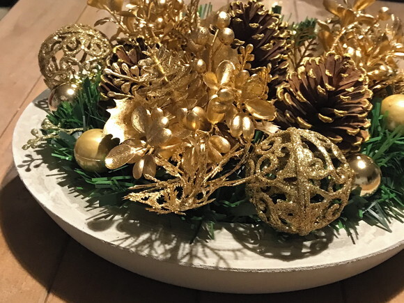 Arranjo de Natal -pinhas Douradas/bowl de Cimento