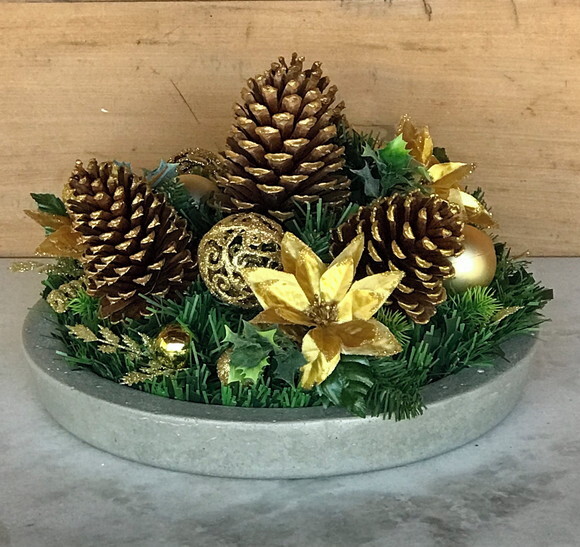 Arranjo de Natal-dourado/prato de Cimento-consulte
