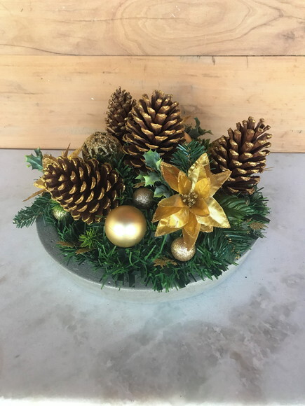 Arranjo de Natal-dourado/prato de Cimento-consulte