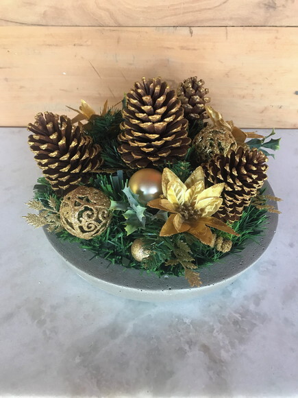 Arranjo de Natal-dourado/prato de Cimento-consulte
